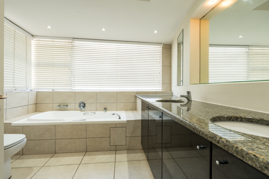 To Let 4 Bedroom Property for Rent in Sea Point Western Cape